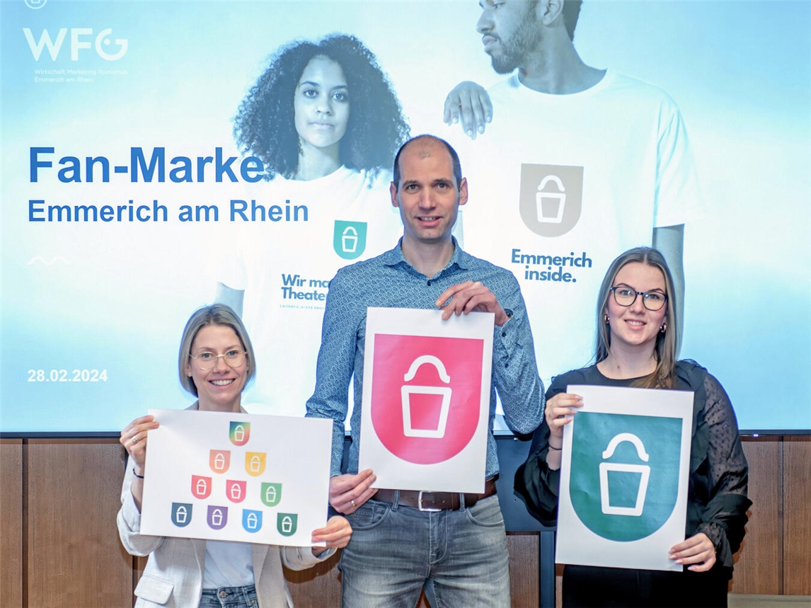 In elf Farbvarianten nutzbar: Sara Kreipe (WfG), Tim Terhost und Lea Winnig (beide Presse- und Öffentlichkeitsarbeit; v. l.) stellen die neue „Fan-Marke“ vor. NN-Foto: Gerhard Seybert