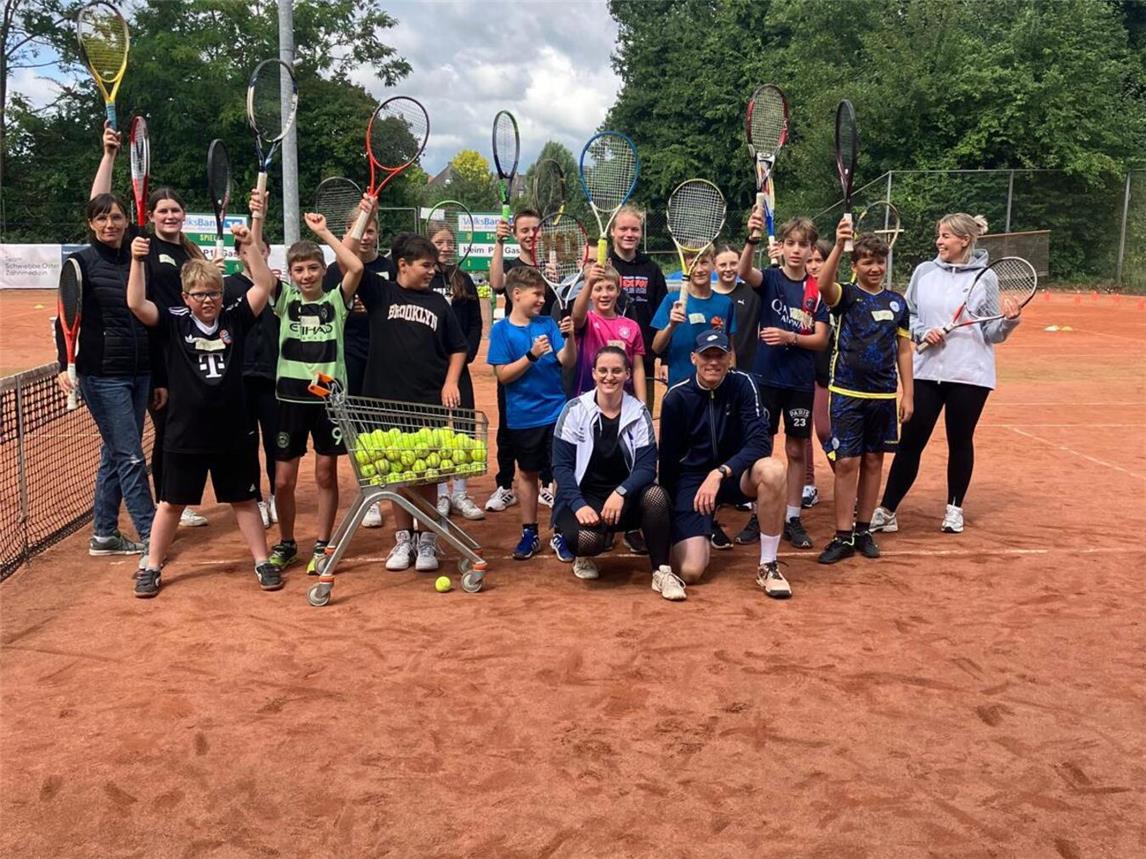 In enger Kooperation mit dem Tennisclub Kalkar fand für die Schüler der Kalkarer Realschule ein abwechslungsreicher Sporttag auf der Tennisanlage an der Hanselaerstraße statt. Foto: TC Kalkar