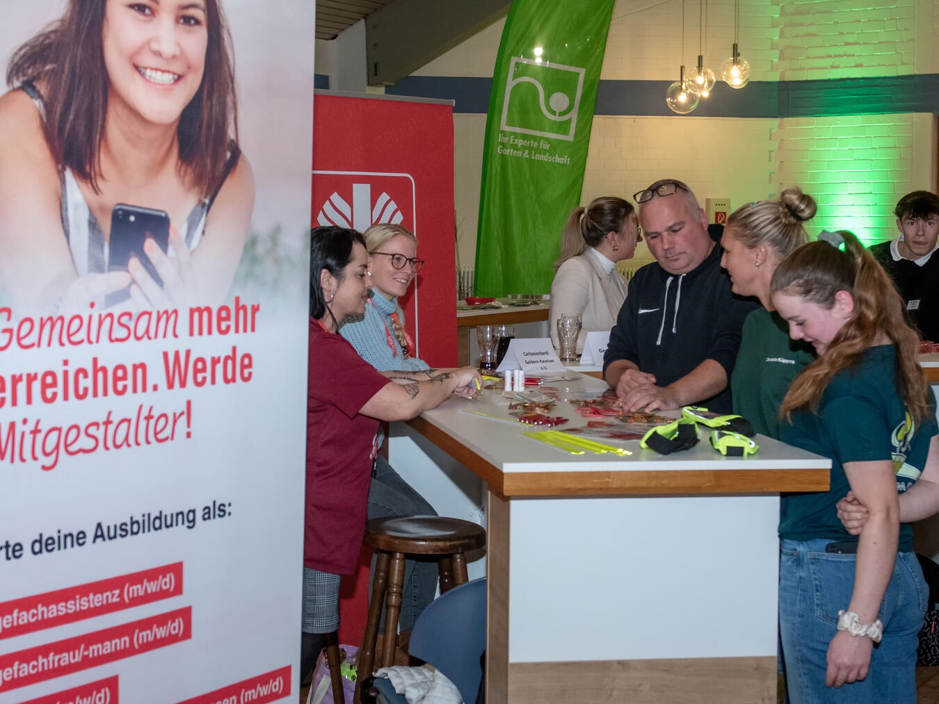 In ersten Gesprächen können sich die Jugendlichen über verschiedene Berufe informieren. NN-Foto/Archiv: Gerhard Seybert