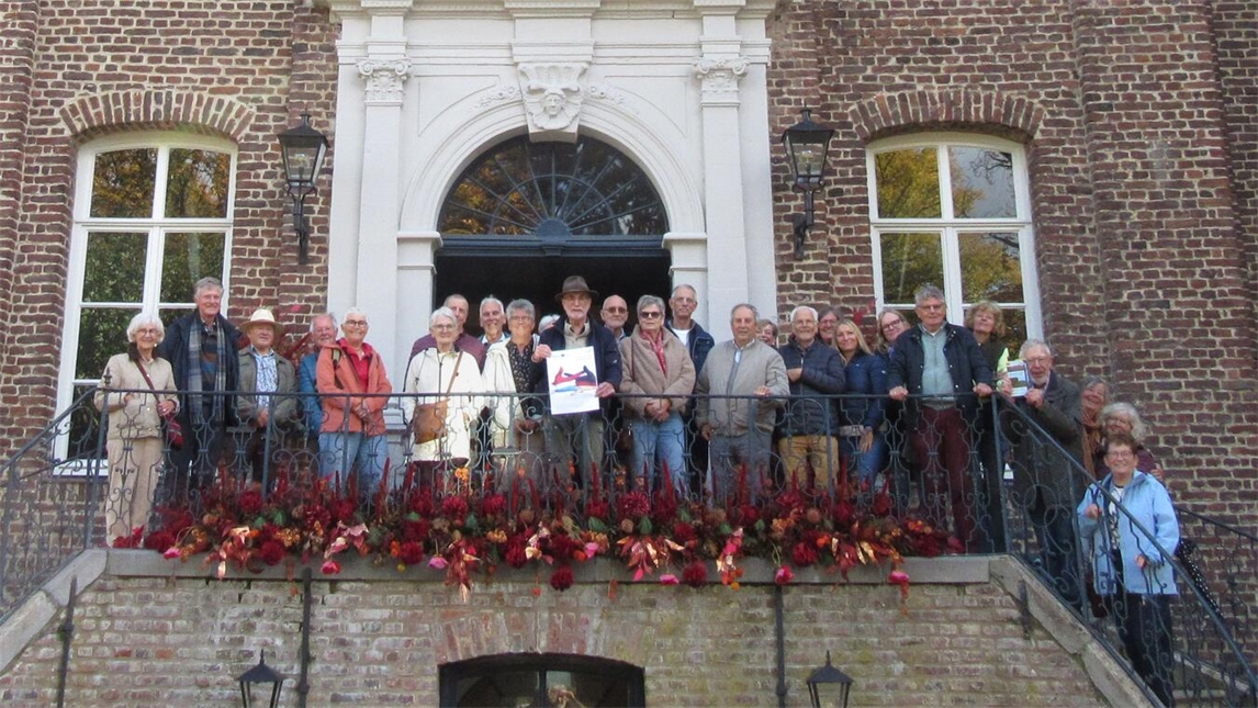 Deutsche und niederländische Helfer feiern 15 Jahre grenzüberschreitendes Wandern in den Schlossgärten von Arcen.