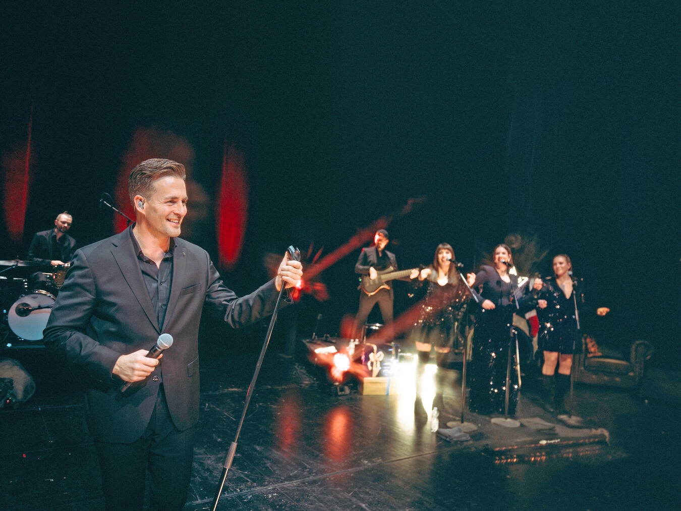 In festlicher Stimmung präsentiert Alexander Klaws ein vorweihnachtliches Konzert der Extraklasse. Foto: Dominik Flohr