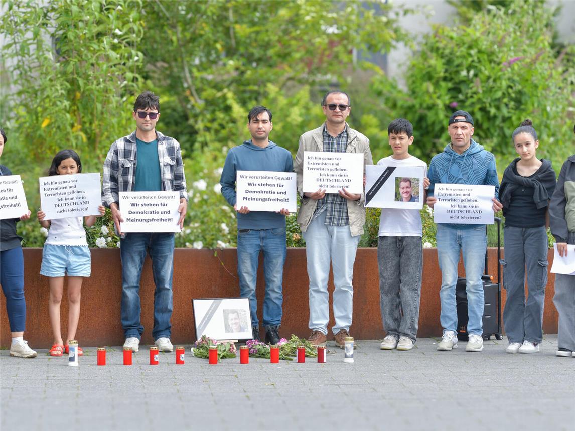 In Geldern bekundeten einige afghanische Flüchtlinge ihre Solidarität. NN-Foto: Gerhard Seybert