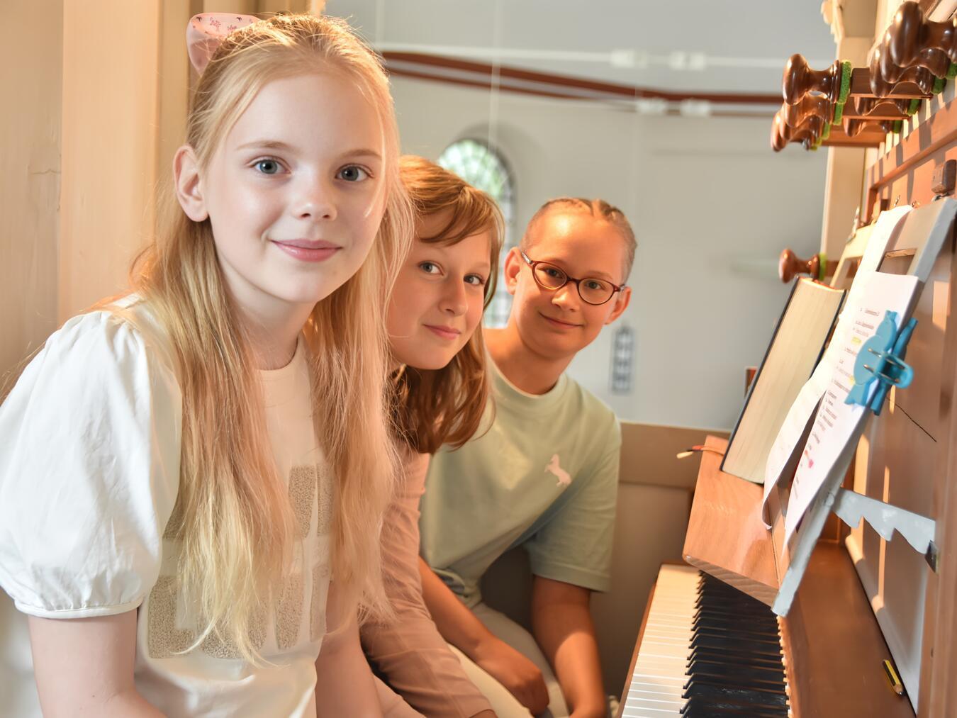 Kinder an die Orgel! In Gemeindegottesdiensten wird normalerweise seltener applaudiert. Am Sonntag hingegen klatschte die Gemeinde für (v.l.) Nikol, Nora und Franka. Foto: Stefan Schmelting/Evangelischer Kirchenkreis Kleve