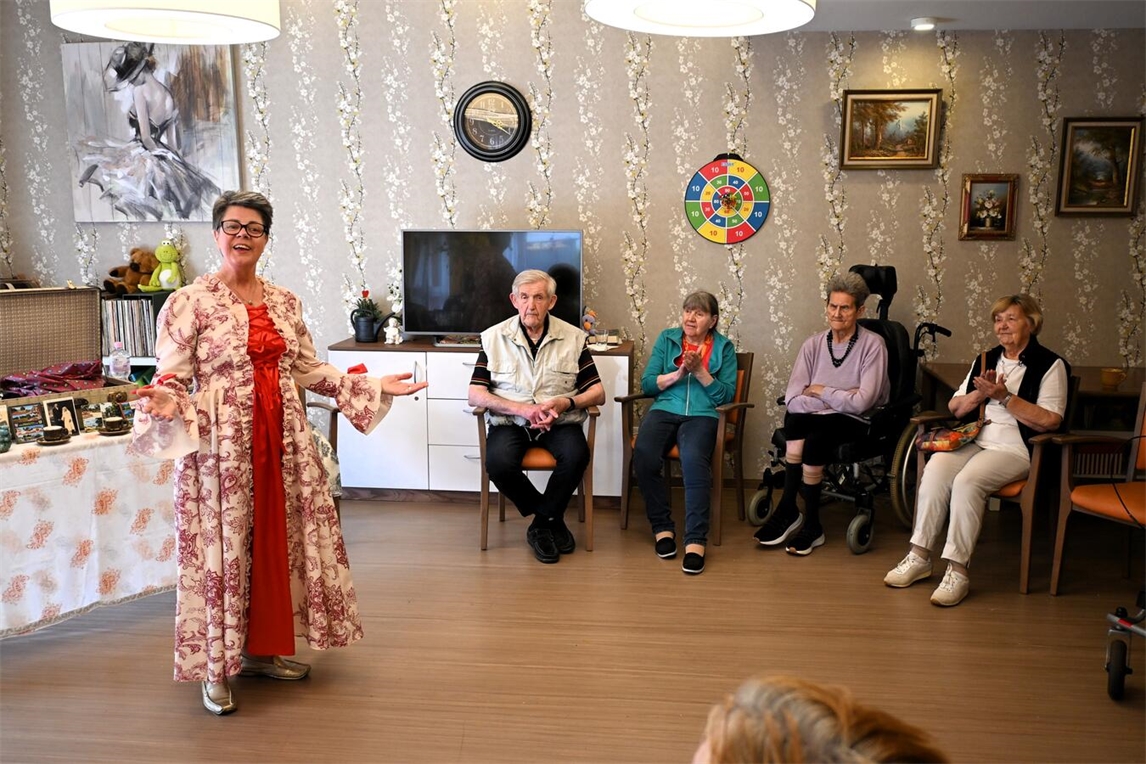 Märchenerzählerin Silvia Knapp erzählt im Kursana Domizil Straelen Geschichten. Foto: Kursana