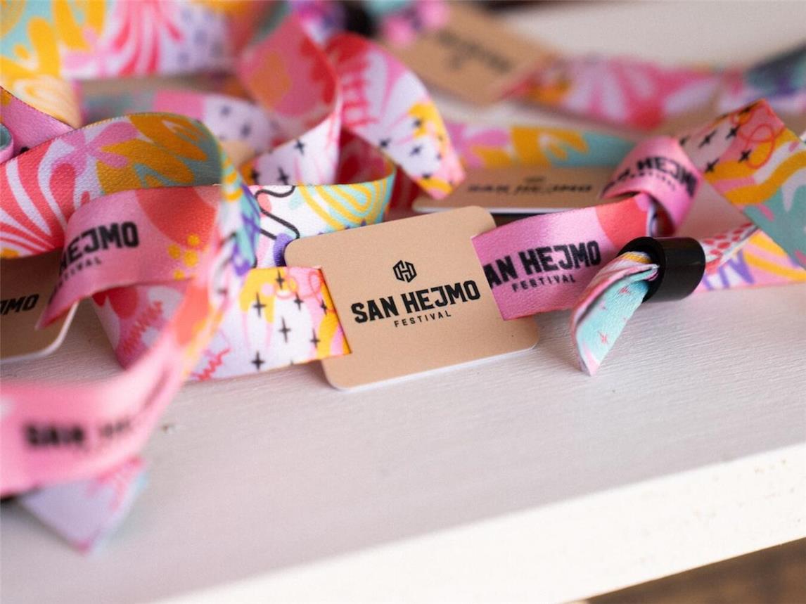 In gut zwei Wochen lädt das San Hejmo Festival mit einem Programm aus hochkarätiger Live-Musik, internationaler Urban Art, kreativen DIY-Workshops und erstmals komplett bargeldlosem Bezahlsystem zur vierten Edition. Ab sofort ersetzt ein RFID-Chip im Festival-Armband die bisherigen Wertmarken.Foto: San Hejmo