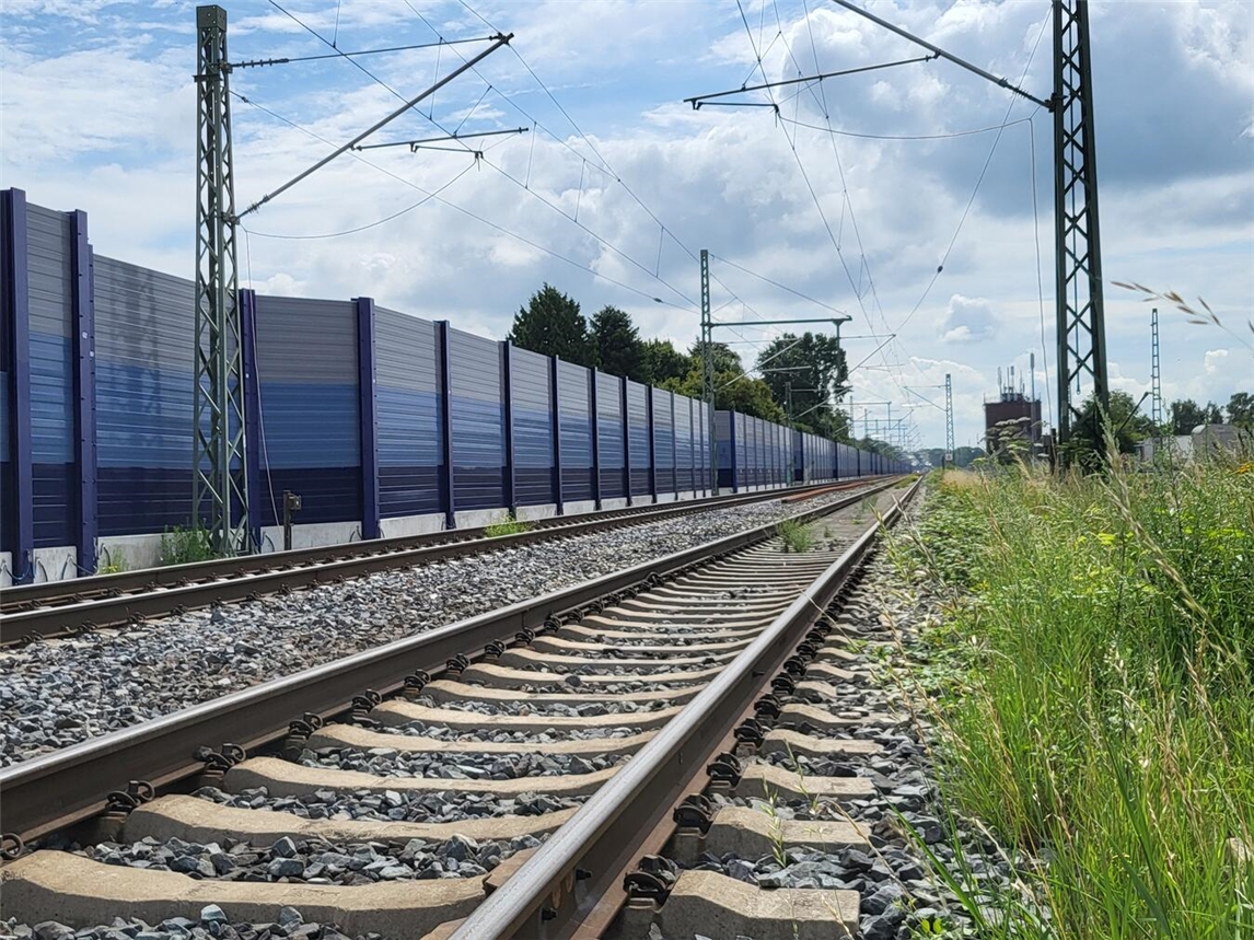 "Neue Lärmschutzwände und fast fertiger Bahnsteig 2 in Haldern, Foto von Michael Bühs"