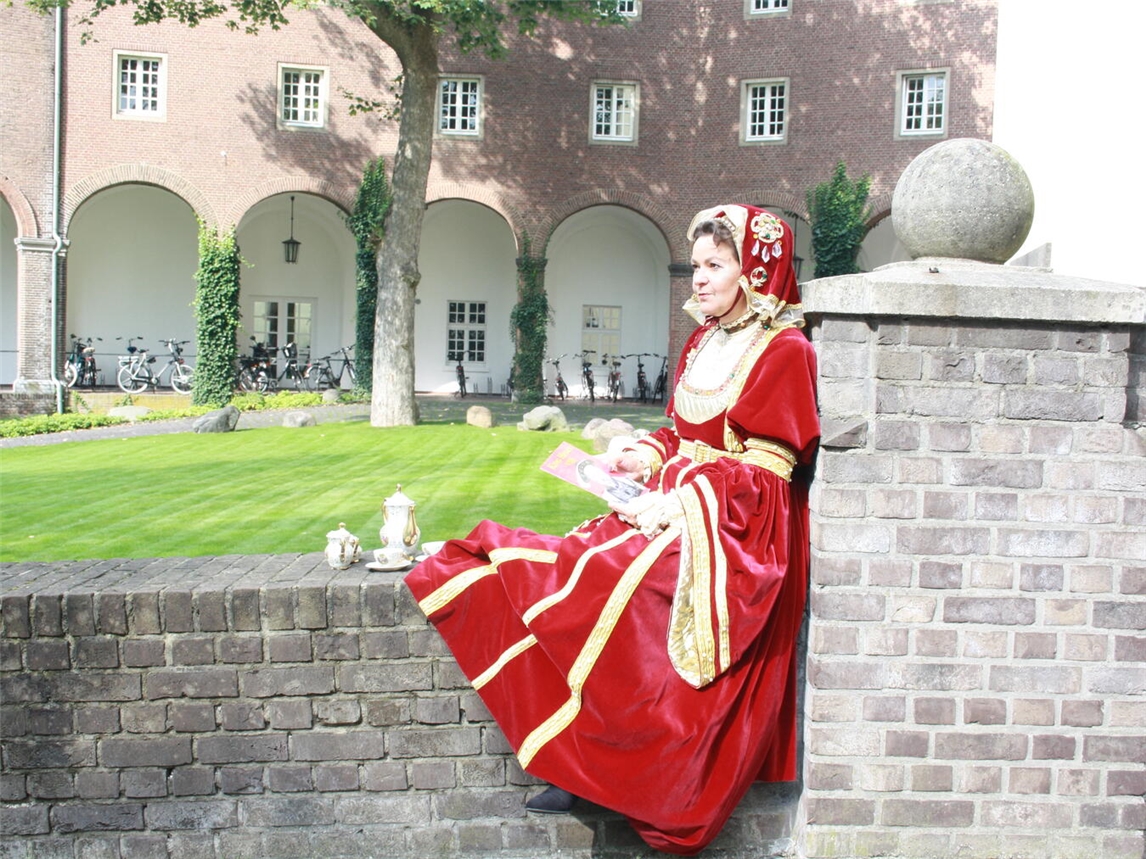 Historische Gewandung, Birgit van den Boom erzählt Annas Weg vom Herzogshaus zum englischen Königshof, lebendige Geschichtsvermittlung.