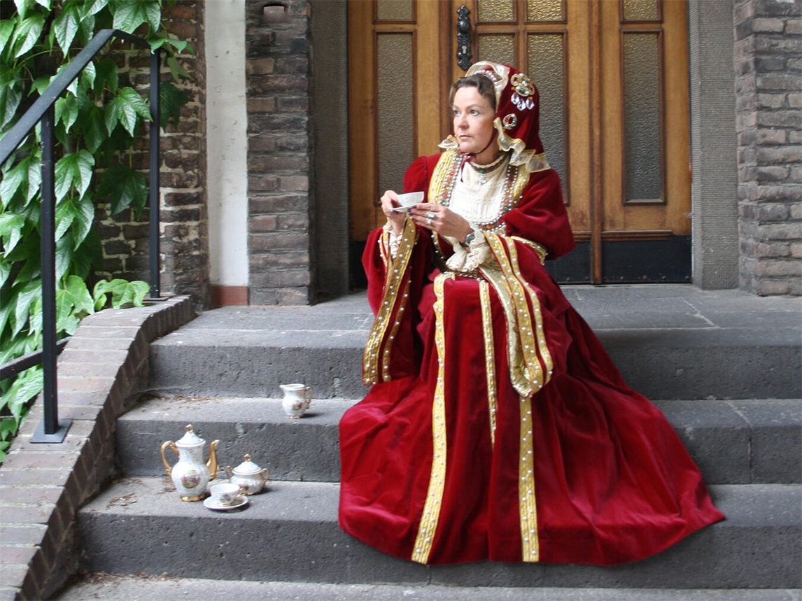 "Birgit van den Boom als Anna von Cleve in historischer Kleidung, erzählt vom Leben zwischen Klever Herzogshaus und englischem Königshof."