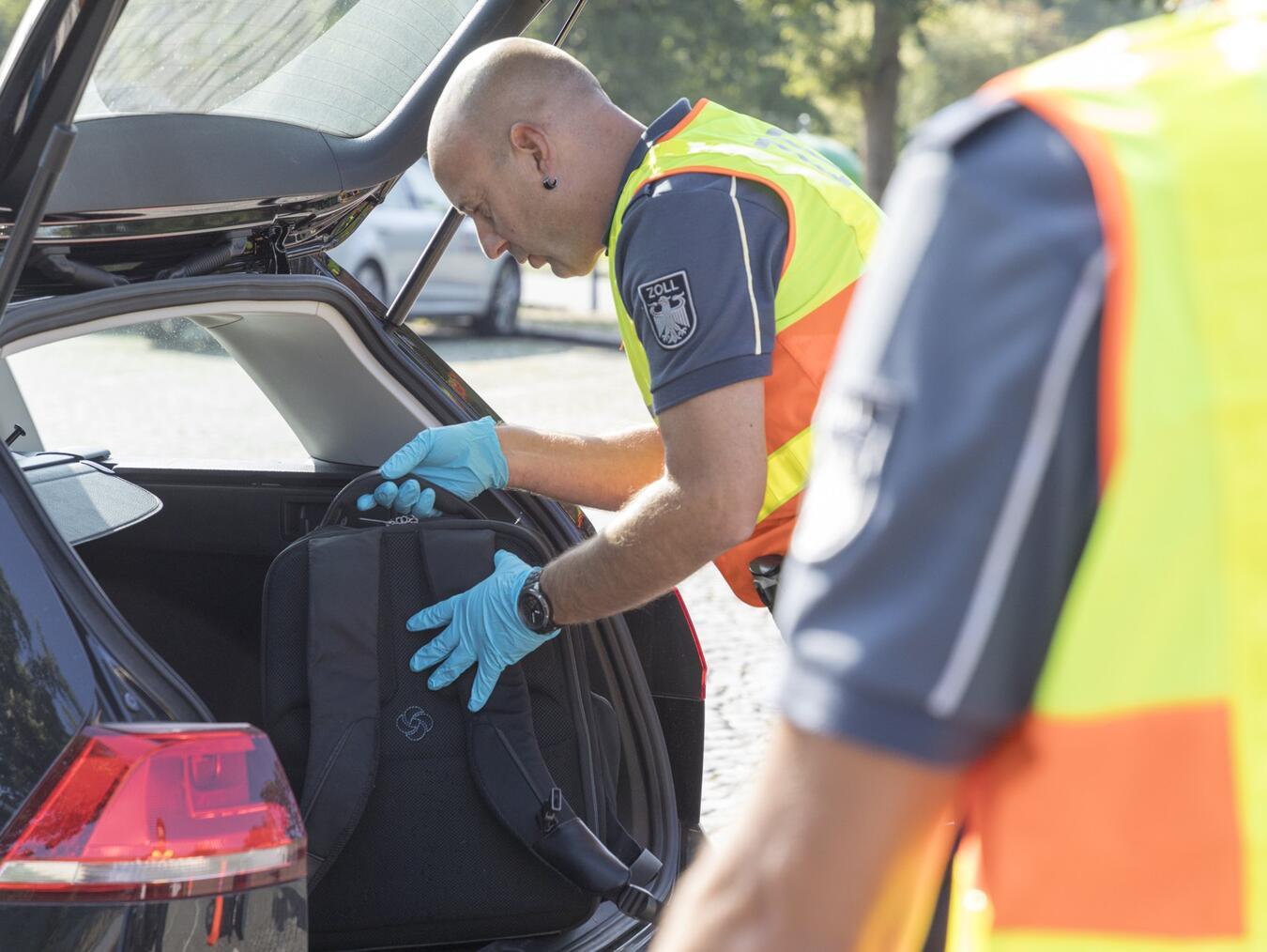 Emmerich: Polizei stellt Rauschgift sicher In Höhe des Rastplatzes „Hohe Heide“ auf der A3 bei Emmerich wurde der Pkw durch Beamte kontrolliert. Foto: Zoll/Archivbild