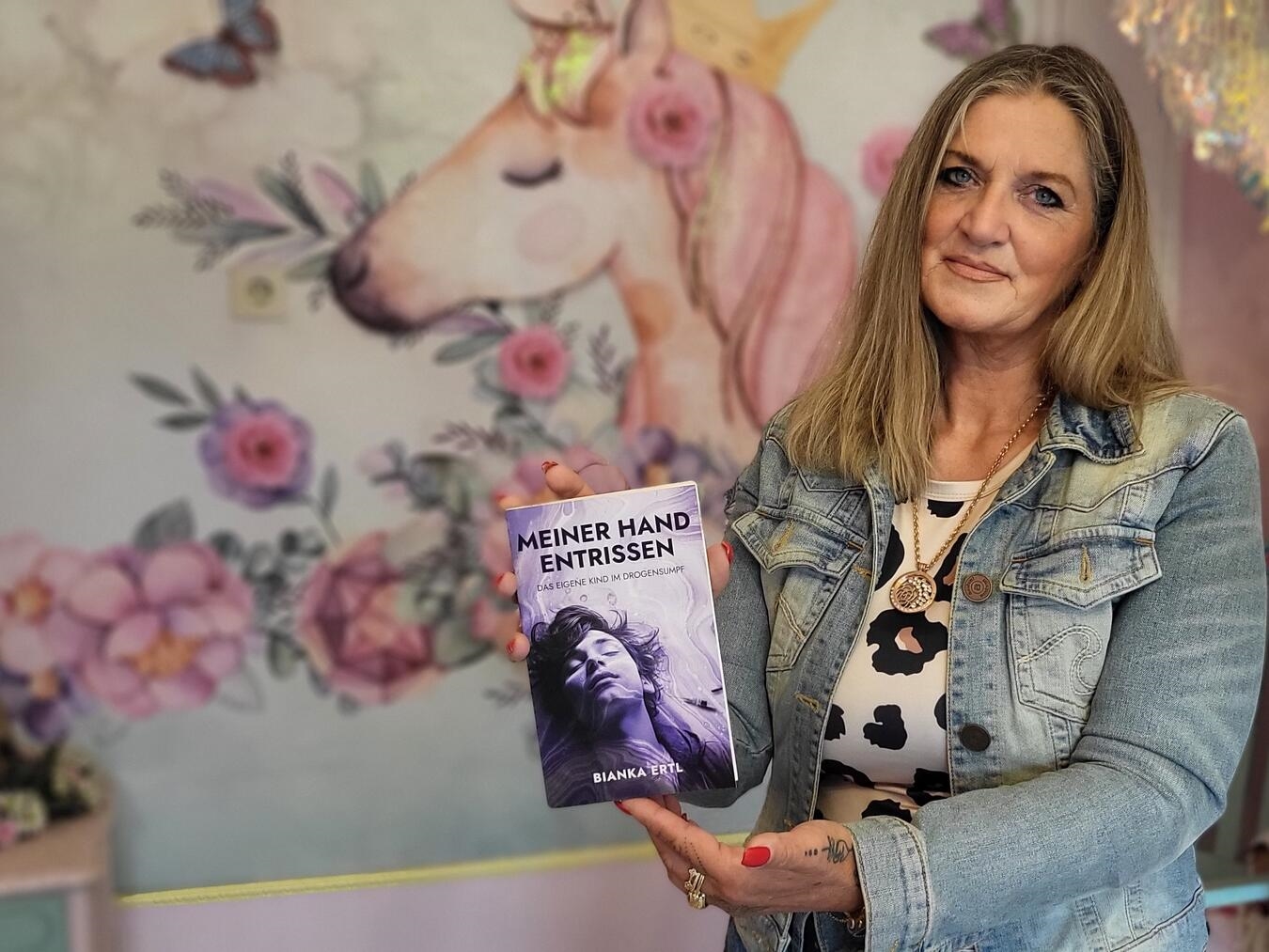 Jeden Tag auf TikTok: Eine Mutter spricht über die Drogensucht ihres Sohnes Buchcover von "Meiner Hand entrissen" von Bianka Ertl, über Erfahrungen mit einem suchtkranken Kind.