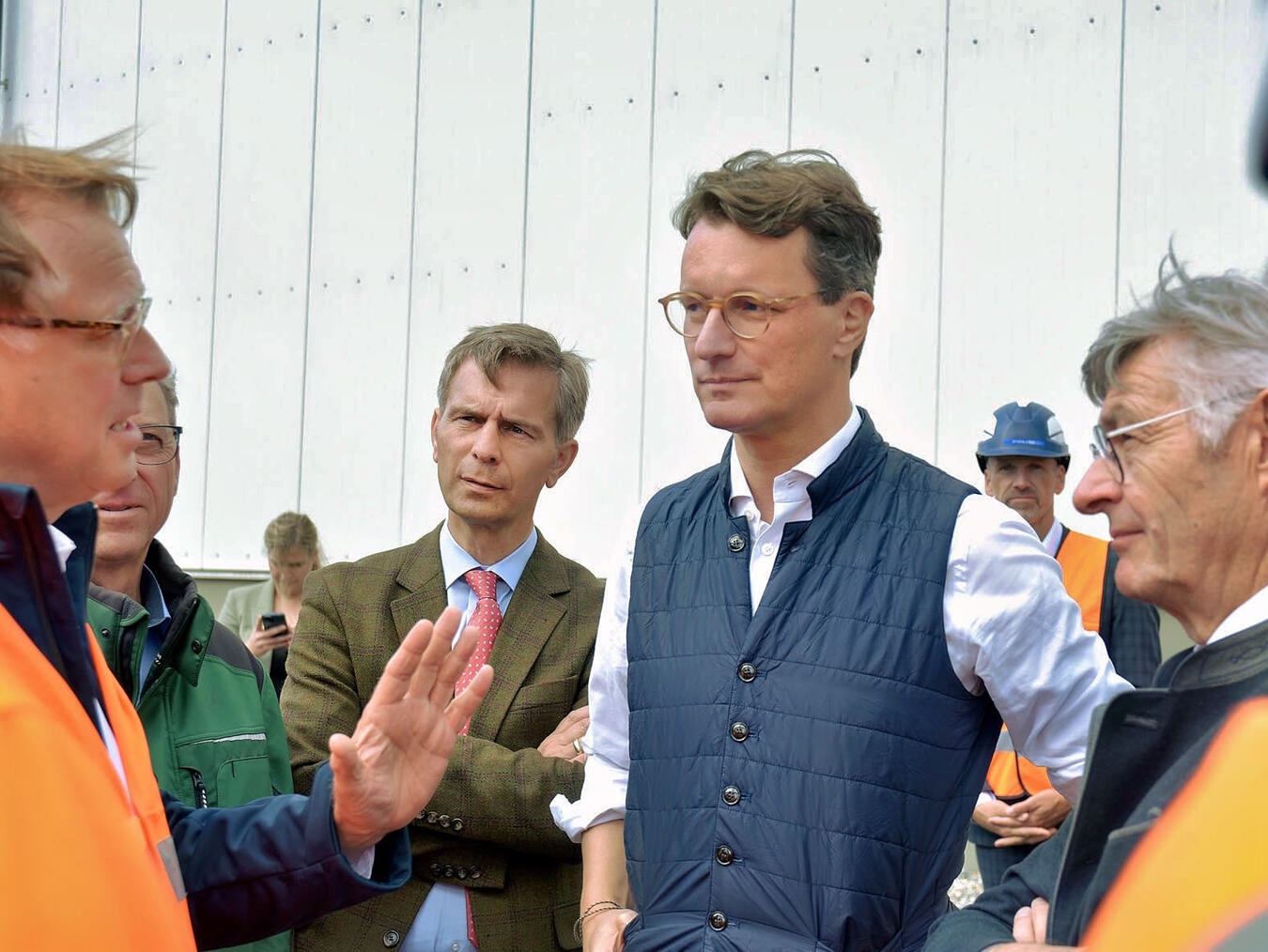 NRW-Ministerpräsident Hendrik Wüst sieht die Zukunft der Landwirtschaft In Kalkar-Appeldorn tauschte sich der Ministerpräsident mit der Unternehmensführung aus. NN-Foto: Rüdiger Dehnen