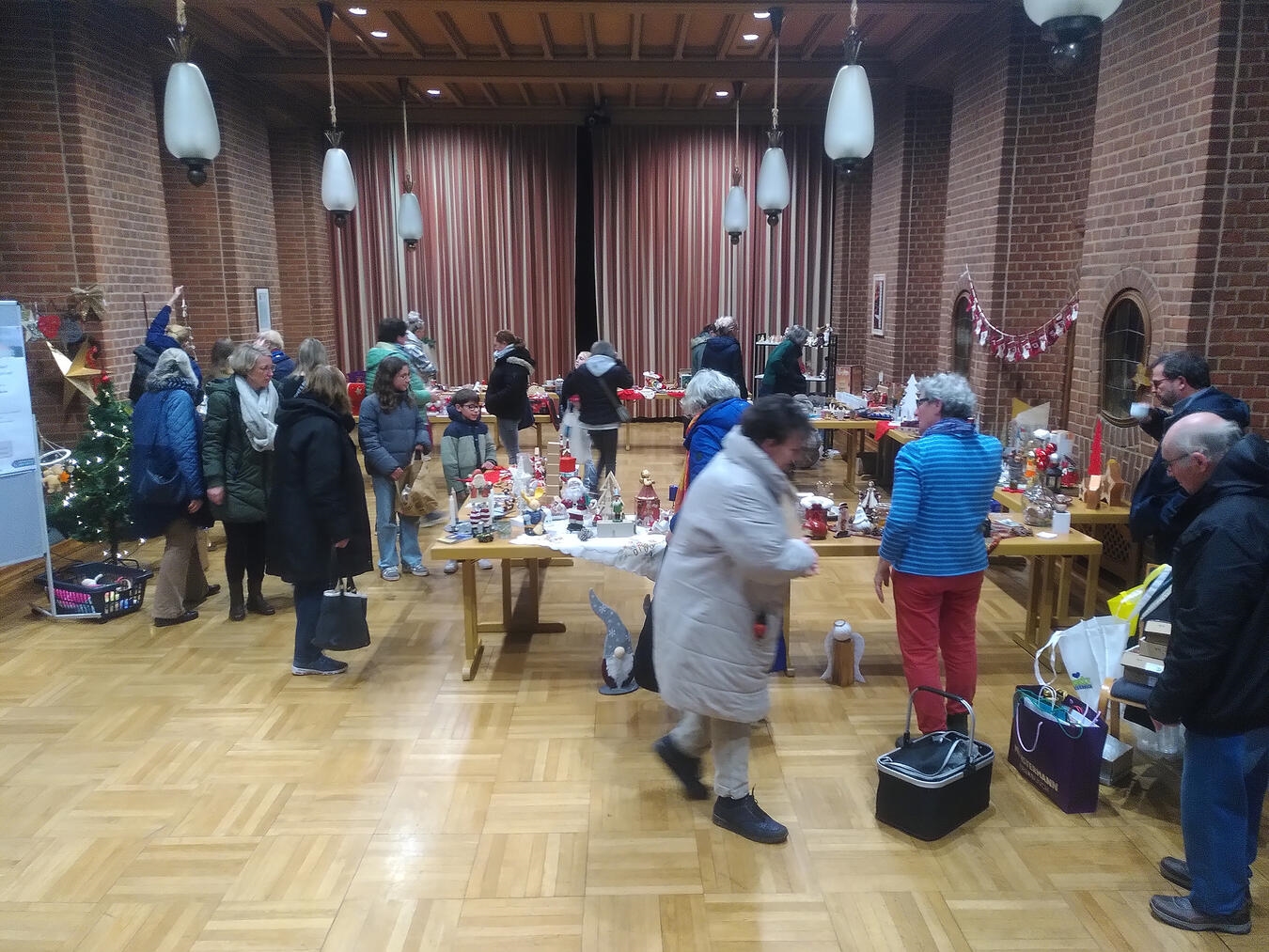 Weihnachtsdeko tauschen In Kalkar war der Weihnachtsdeko-Tauschmarkt im vergangenen Jahr ein voller Erfolg. Darum wurde das Konzept in diesem Jahr ausgeweitet. Foto: Yvonne Kannenberg / KKA