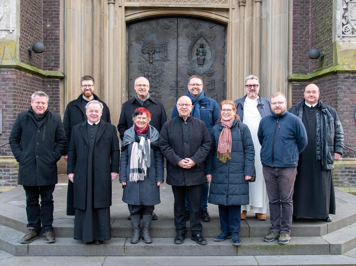 In Kevelaer treffen sich (vorne v. l.): Jan Klucken (Kevelaer), Michael Staberl (Mariazell), Marlis Bickler (Einsiedeln), Stefan Dördelmann (Kevelaer), Luise Hell (Altötting), Wolfgang Ostermann (Mariazell) sowie (hinten v. l.) Pater Phillipp (Einsiedeln), Klaus Metzl (Altötting), Bastian Rütten (Kevelaer), Benjamin Bakowski (Altötting) und Christoph Pecolt (Mariazell). Foto: Bischöfliche Pressestelle/Christian Breuer