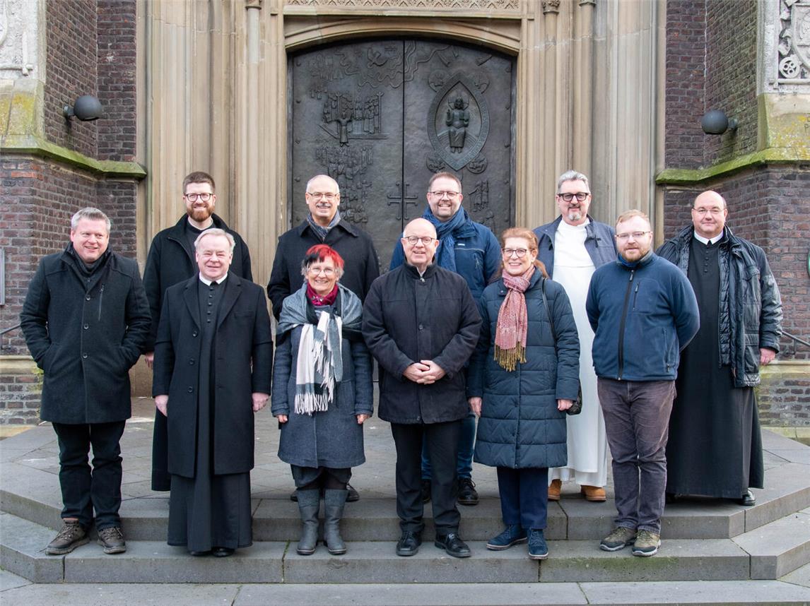 In Kevelaer treffen sich (vorne v. l.): Jan Klucken (Kevelaer), Michael Staberl (Mariazell), Marlis Bickler (Einsiedeln), Stefan Dördelmann (Kevelaer), Luise Hell (Altötting), Wolfgang Ostermann (Mariazell) sowie (hinten v. l.) Pater Phillipp (Einsiedeln), Klaus Metzl (Altötting), Bastian Rütten (Kevelaer), Benjamin Bakowski (Altötting) und Christoph Pecolt (Mariazell). Foto: Bischöfliche Pressestelle/Christian Breuer