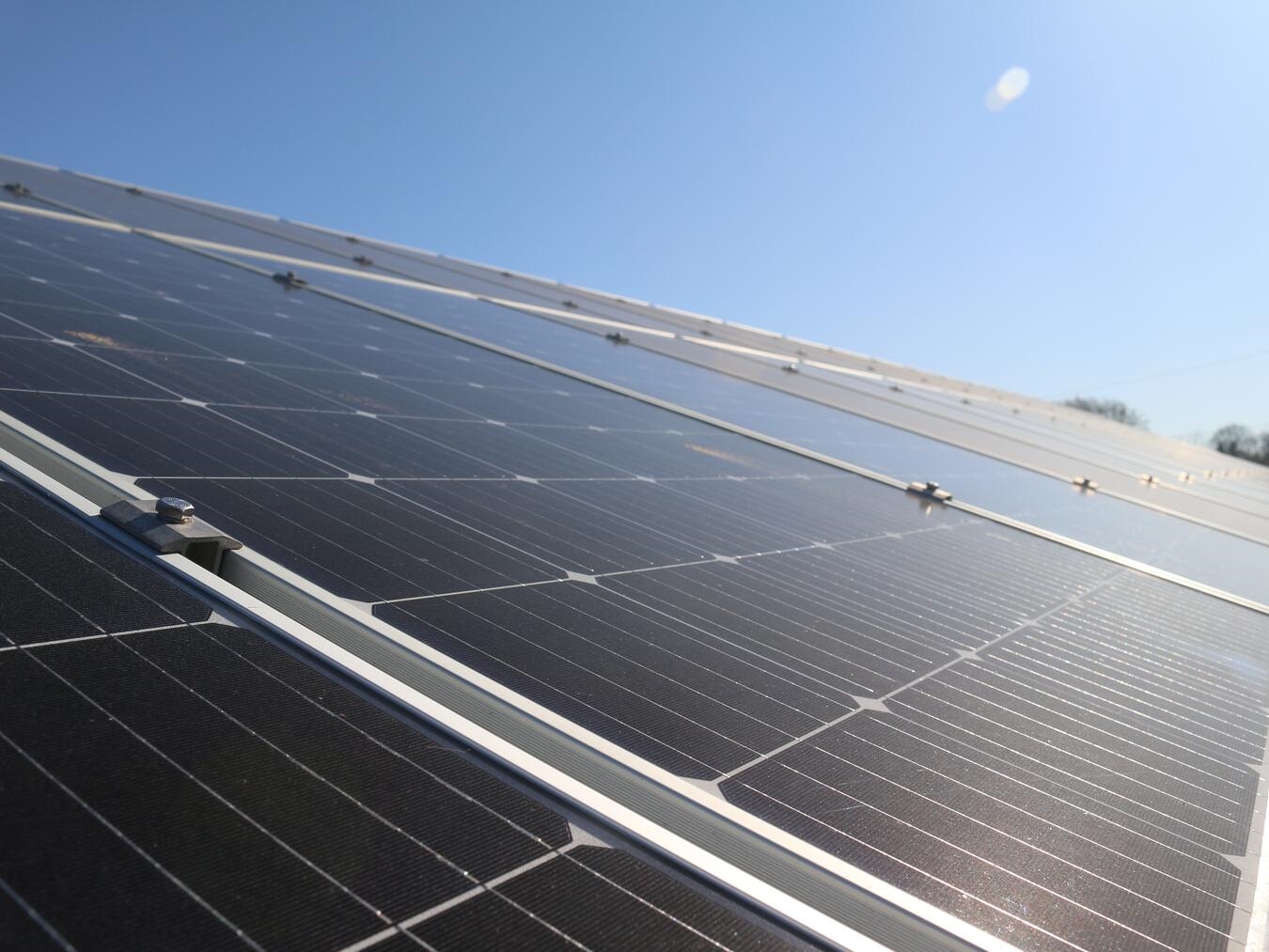 "Solarberater gesucht in Kevelaer, Symbolbild mit Solarzellen, Ehrenamt, erneuerbare Energien, Foto: LCEC / Pixabay"
