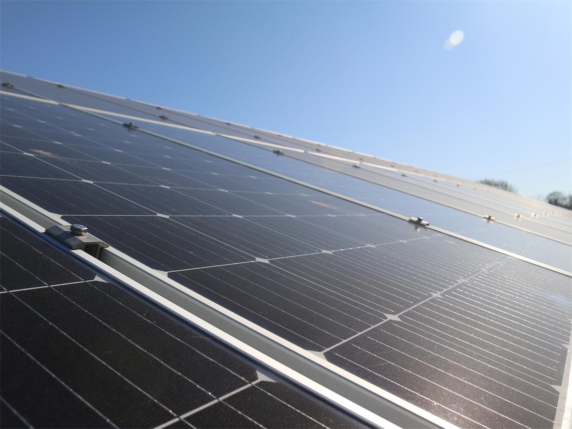 "Solarberater gesucht in Kevelaer, Symbolbild mit Solarzellen, Ehrenamt, erneuerbare Energien, Foto: LCEC / Pixabay"