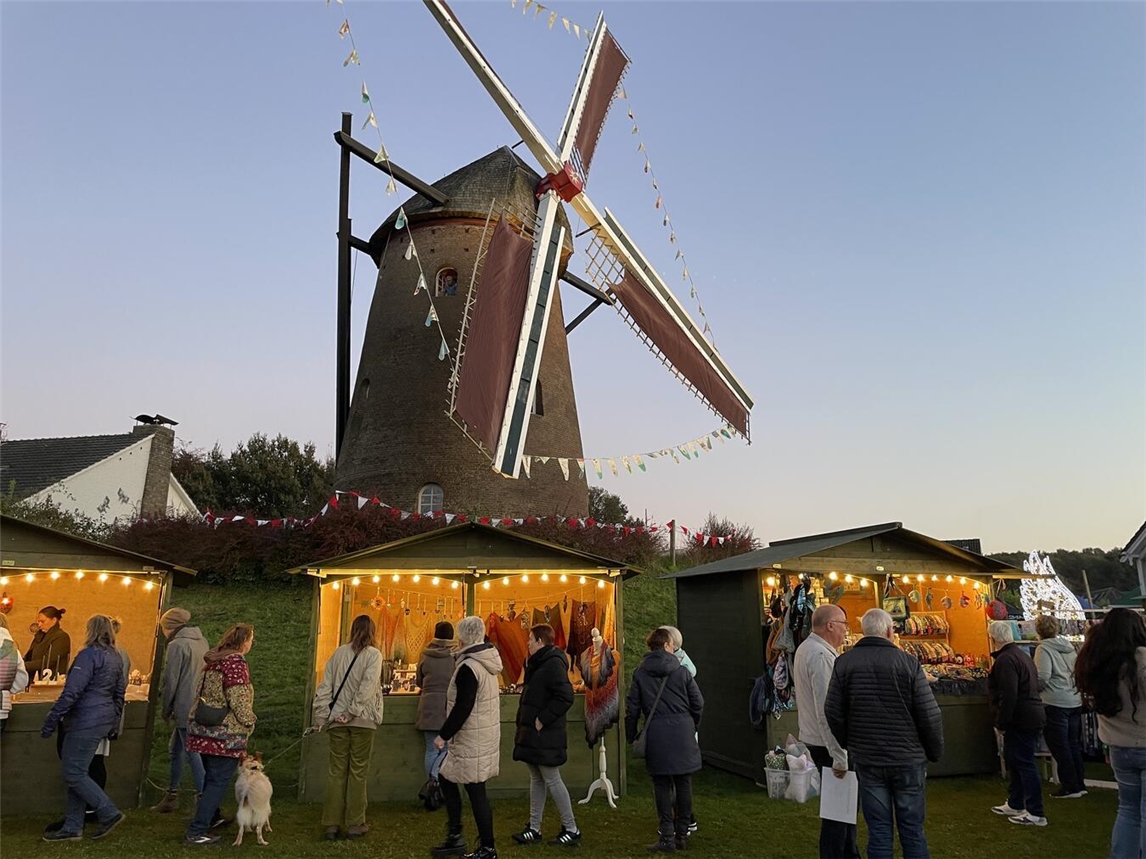 In kleinen Holzhütten präsentieren zahlreiche Kunsthandwerker beim Novemberleuchten ihre Arbeiten. Foto: WfG Emmerich