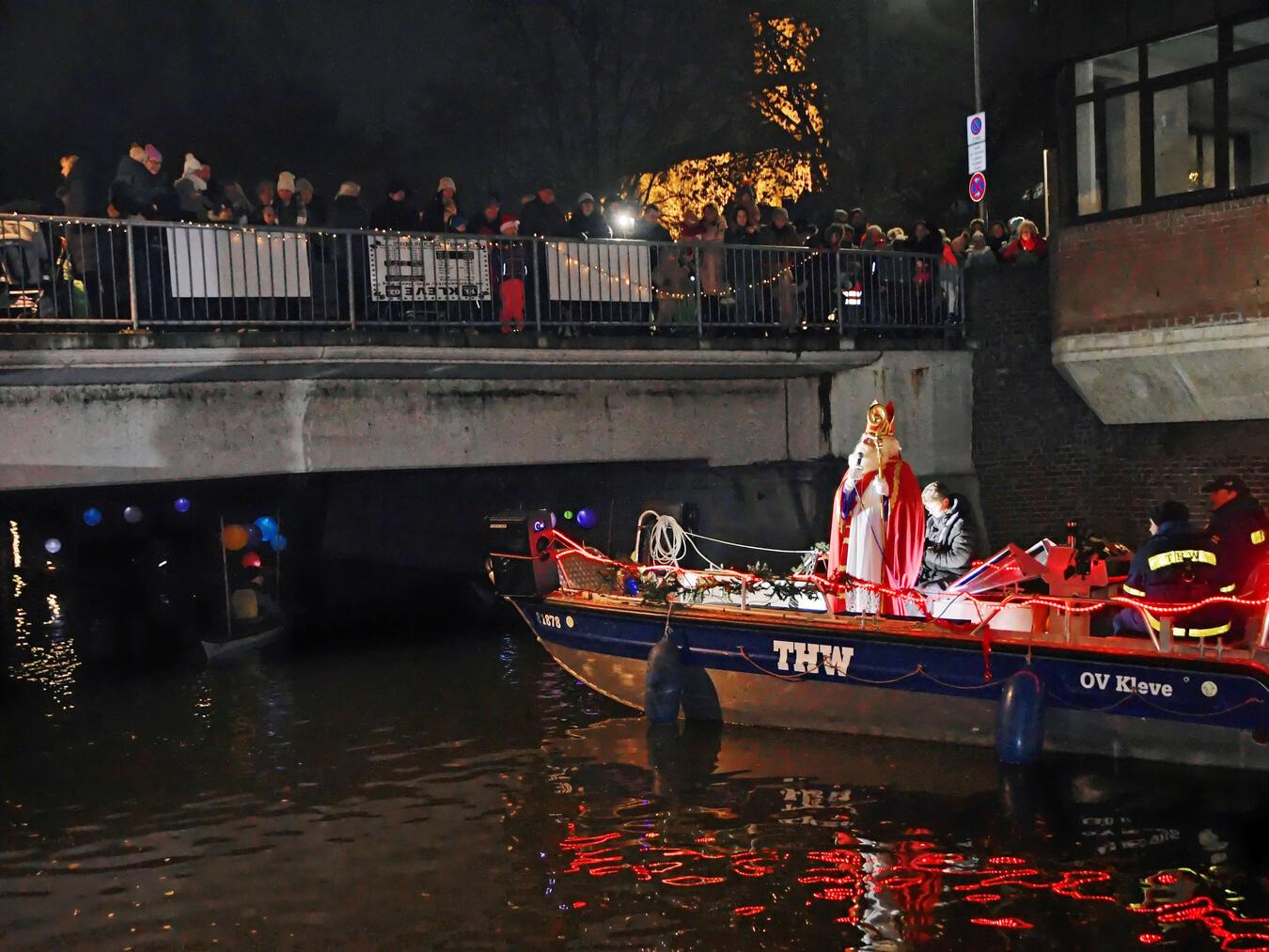 In Kleve kommt der Nikolaus übers Wasser. NN-Foto (Archiv): RD