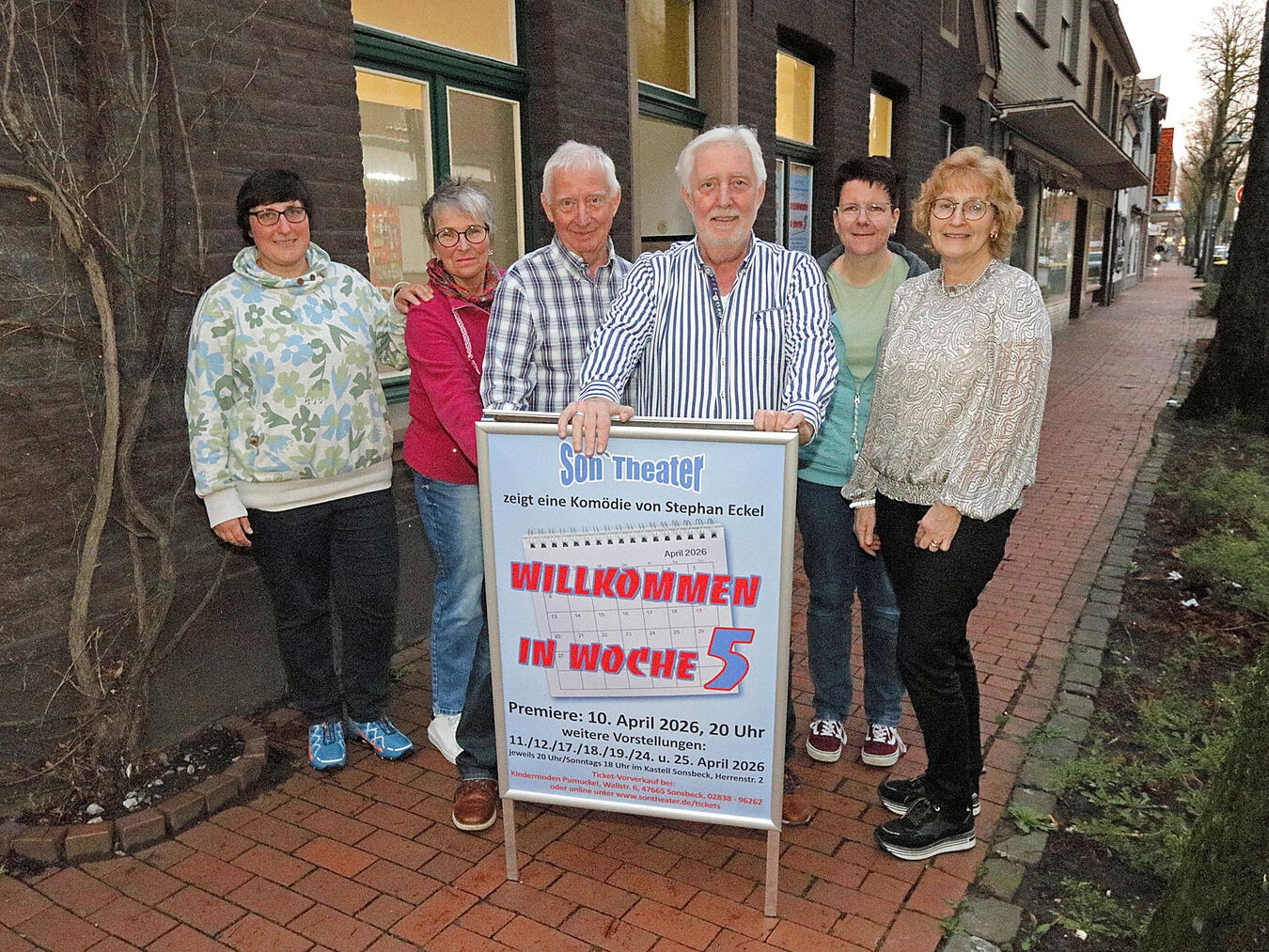 In knapp zwei Wochen feiert das neue Stück des Son‘Theaters Premiere. Noch wird fleißig geprobt (v.l.): Daniela Merkel, Hannelore Ehrlich, Jürgen Kluth, Dieter Kluth, Katrin Körber und Marion Kluth. NN-Foto: Theo Leie