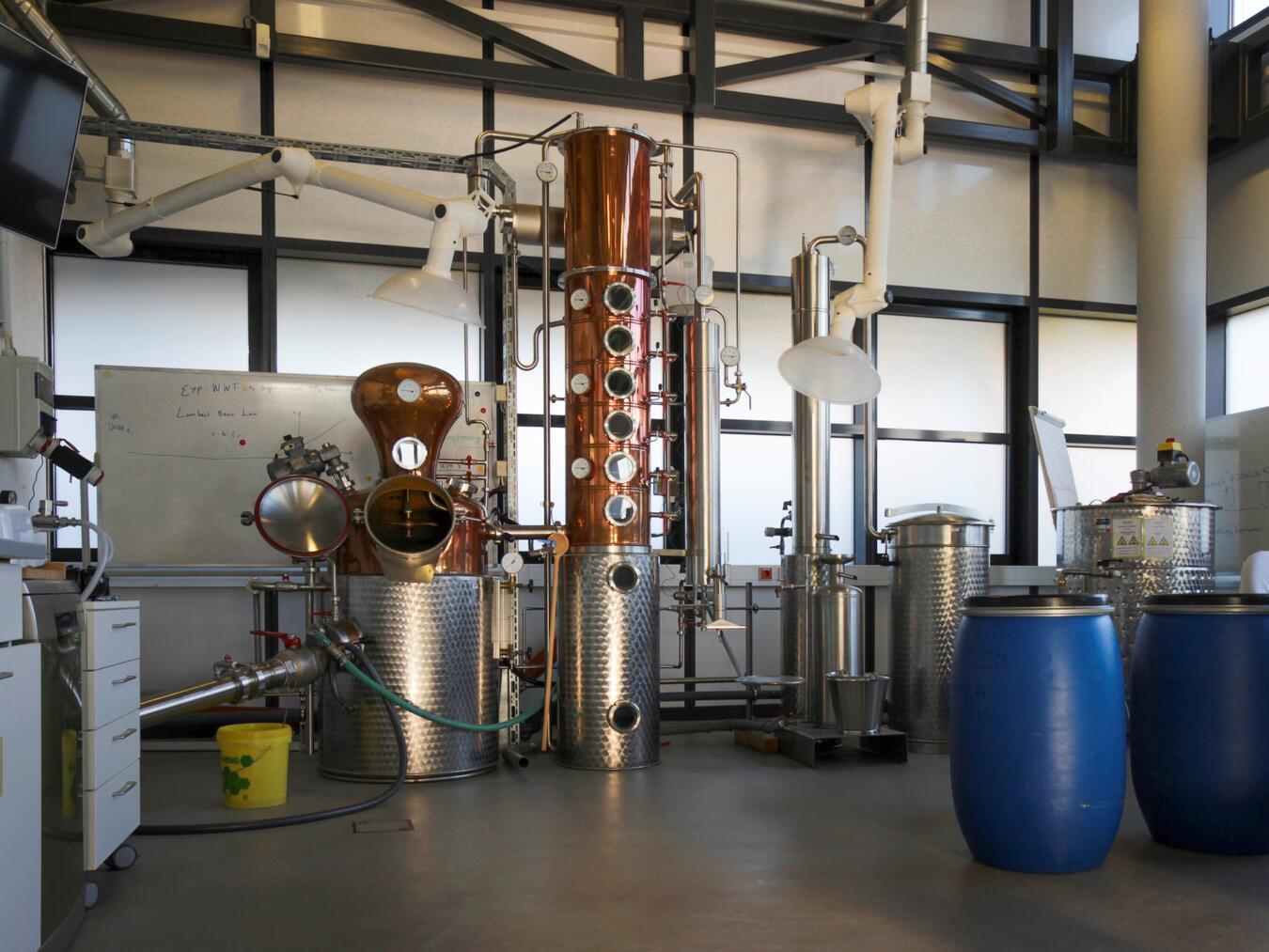 In Kooperation mit der Edelbrennerei Dirker zeigt die Forschungsbrennerei, wie traditionelle und moderne Destillationstechniken kombiniert werden. Foto: Dr. Marc-Kevin Zinn/HSRW
