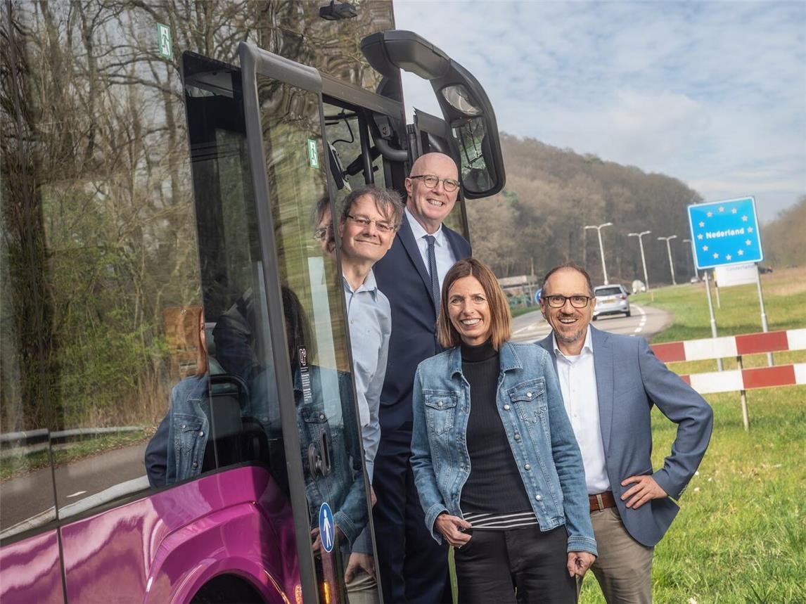 In Kranenburg fährt die neue Linie SB 46 – Wallfahrtsstadt Kevelaer nach Nijmegen – über die deutsch-niederländische Landesgrenze. Landrat Christoph Gerwers (2.v.l.), Silke Hälker, zuständige Fachbereichsleiterin beim Kreis Kleve, sowie die beiden Vertreter der BVR Busverkehr Rheinland GmbH, Michael Perschke (l.) und Holger Craß (r.), tauschten sich über die neue Schnellbuslinie aus. Foto: Kreis Kleve/Markus van Offern