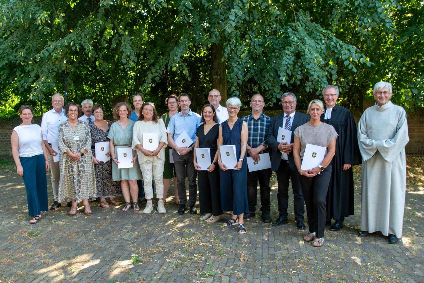 "Ökumenischer Gottesdienst in Menzelen: Beauftragung von 12 Notfallseelsorgern für Wesel und Kleve."