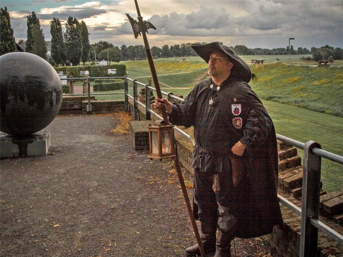 In mittelalterlichem Gewand und ausgestattet mit Horn und Laterne führt der Nachtwächter die Teilnehmer durch die Rheinstadt. Foto: Thomas Gregorio