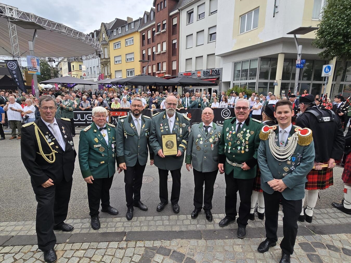 In Mönchengladbach (v.l.): Ausschussmitglied für die Diözese Münster Heinz-Peter Thoebarth, Vorsitzender des caritativen Ausschusses des BHDS Karlheinz Kamps, stellvertretender Brudermeister René Bolk, die beiden Mitbegründer der Rollstuhlschieber-Aktion Johannes Cornelissen und Hans Bernd Gudde, Heiner F. Scholten sowie Ausschussmitglied für den BdSJ Sebastian Janßen. Foto: Roman Meyer