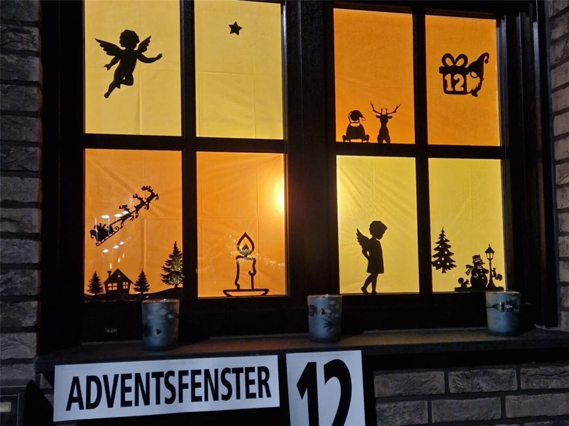 In Pont werden die Fenster zum Adventskalender. Foto: Roswitha Rother