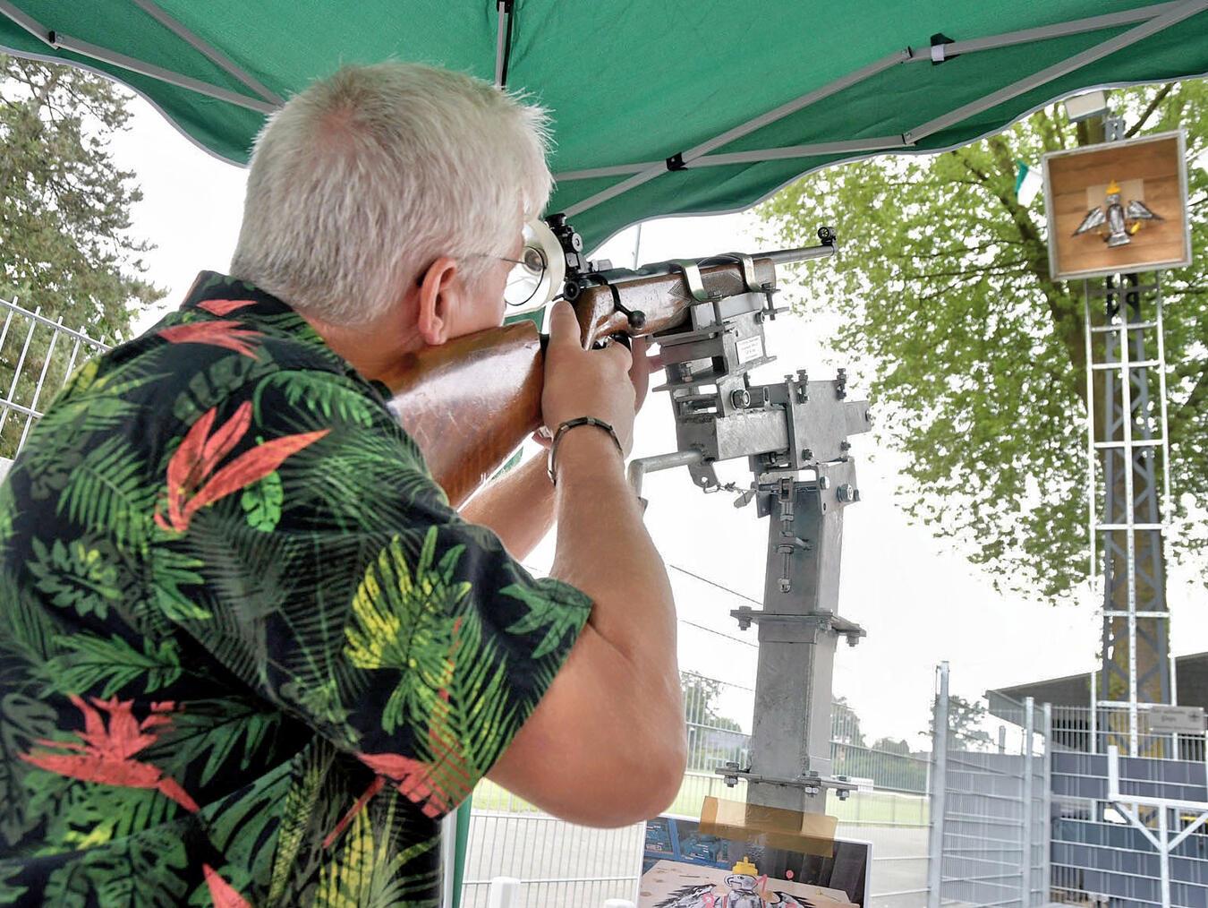 In Reichswalde nahmen die Schützen am Samstag den Königsvogel ins Visier. NN-Foto: Rüdiger Dehnen