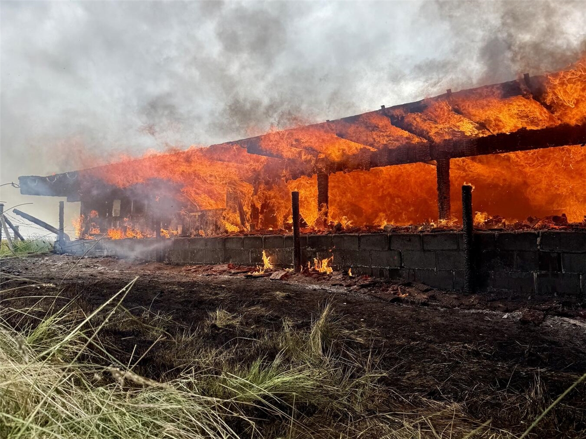 "Massives Feuer in Rheurdt-Finkenberg, Feuerwehr im Einsatz"