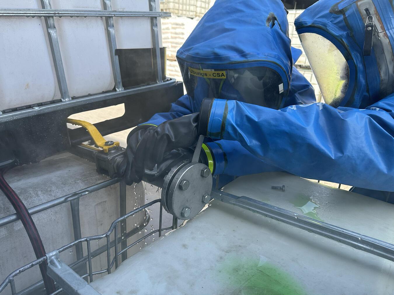 In schweren Chemikalienschutzanzügen (CSA) gingen die Einheiten vor. Fotos: FF Goch