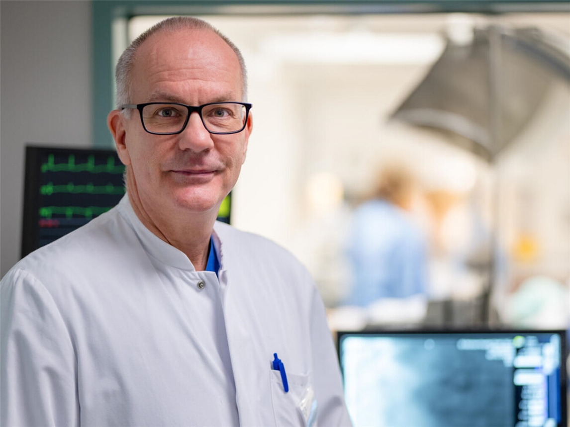 "Dr. Norbert Bayer spricht über Herzprävention, Vortragsfoto"