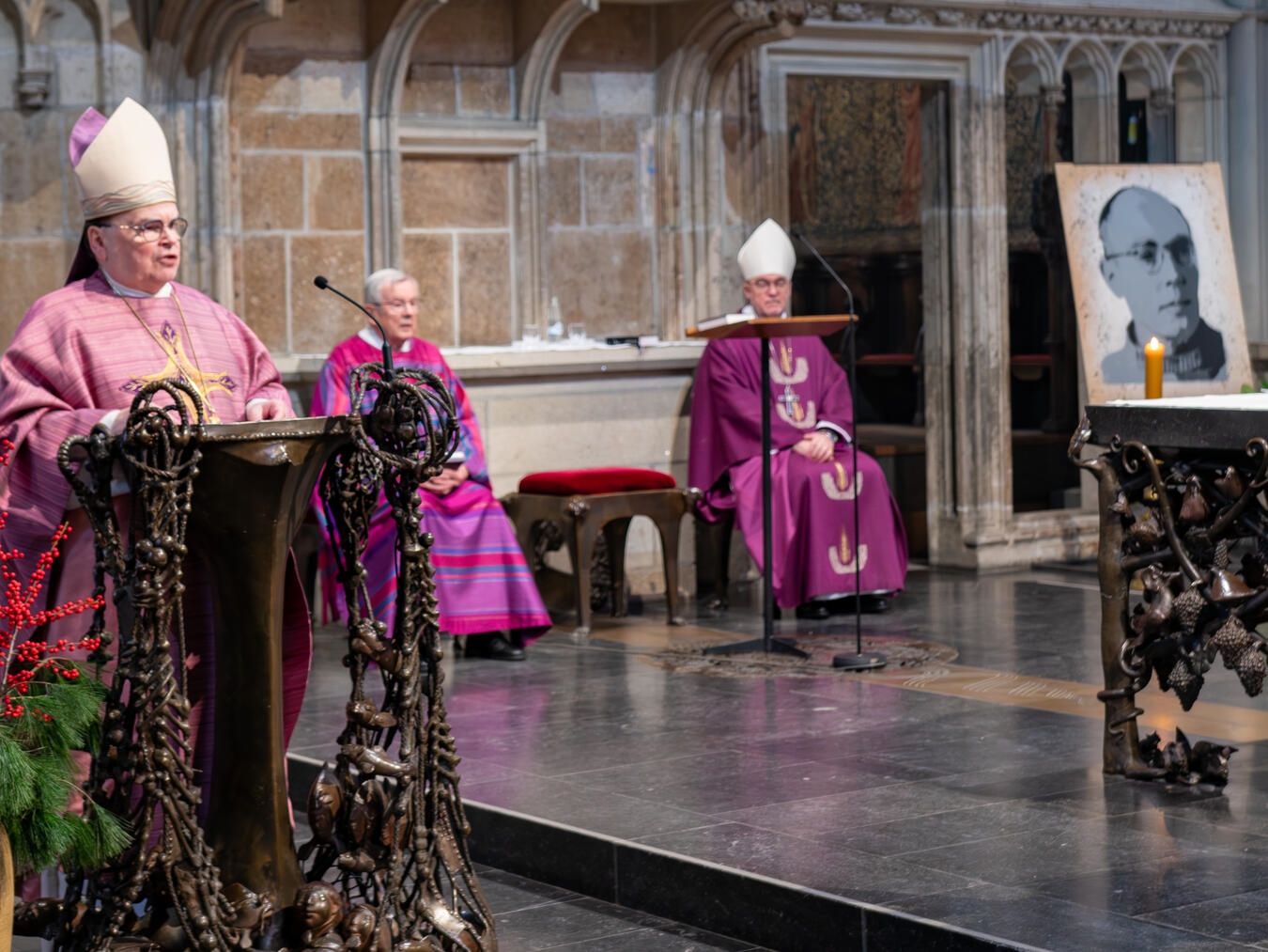 In seiner Predigt erinnerte Bischof Dr. Bertram Meier (links) an den Seligen Karl Leisner, dessen großes Porträt im Altarraum aufgestellt war. Später besuchte der in der Krypta den Sarkophag mit den sterblichen Überresten Leisners. Fotos: Bischöfliche Pressestelle / Christian Breuer)