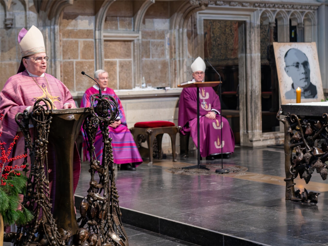 In seiner Predigt erinnerte Bischof Dr. Bertram Meier (links) an den Seligen Karl Leisner, dessen großes Porträt im Altarraum aufgestellt war. Später besuchte der in der Krypta den Sarkophag mit den sterblichen Überresten Leisners. Fotos: Bischöfliche Pressestelle / Christian Breuer)