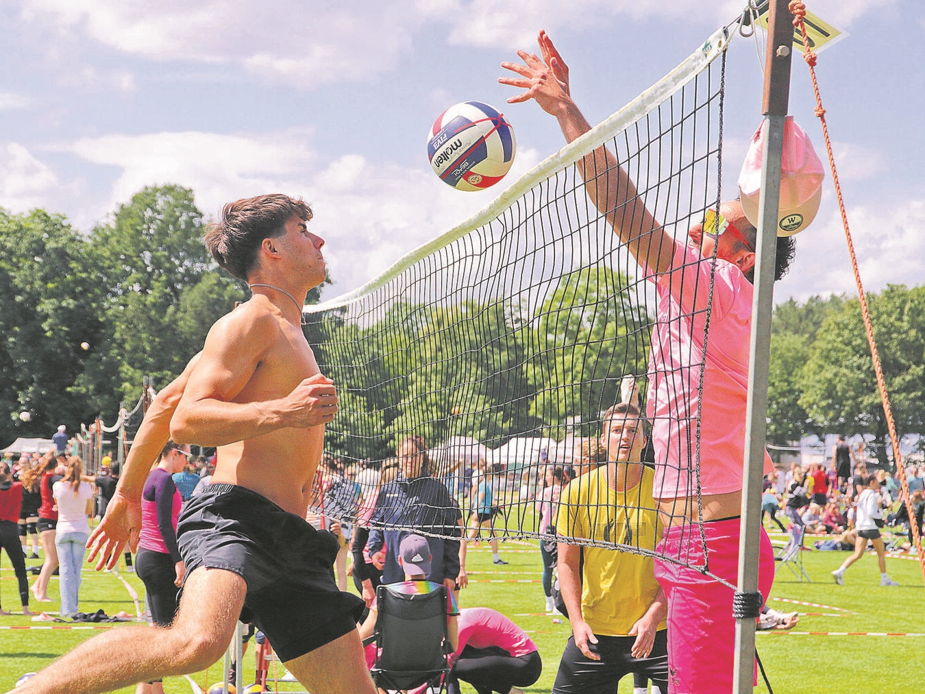 "Volleyballturnier in Sevelen, Spieler beim Baggern und Pritschen, TV Sevelen Event, Archivfoto von Theo Leie"