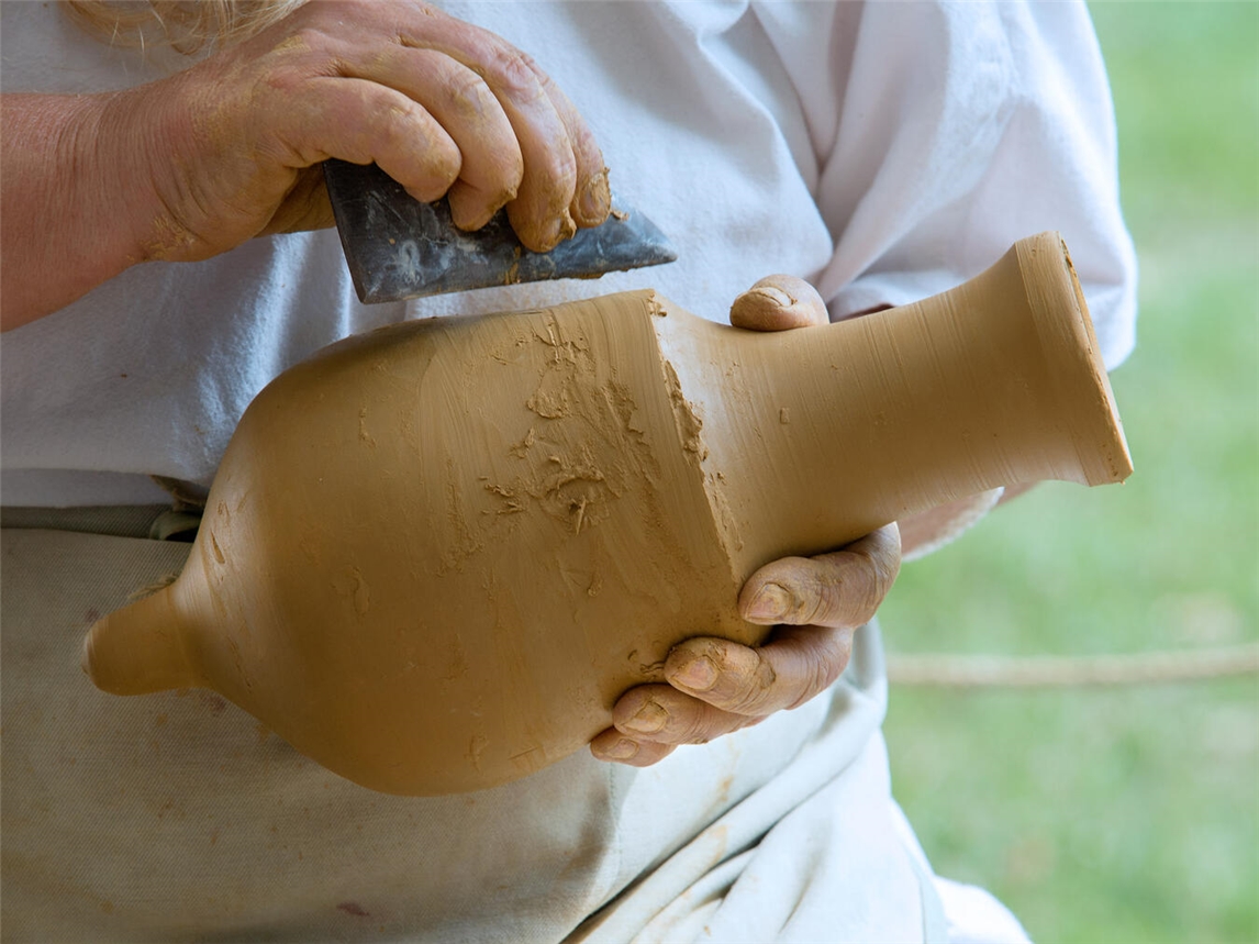 In sorgfältiger Handarbeit wird ein Gefäß aus Ton vollendet. Foto: Axel Thünker DGPh