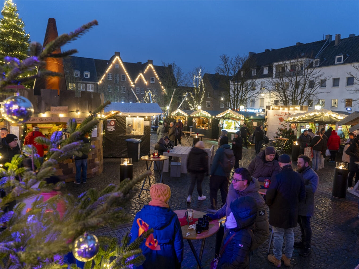 In stimmungsvoller Atmosphäre empfängt der Gocher Weihnachtsmarkt die Besucher. NN-Foto: Archiv/Gerhard Seybert