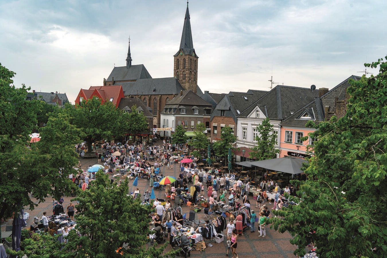 "Schnäppchenmarkt in Straelen mit Menschenmengen und Verkaufsständen, Foto von Stadt Straelen"