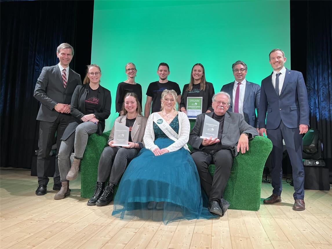 In Straelen wurde erstmalig der Ehrenamtspreises, gestiftet von Bofrost, verliehen. Preisträger sind Alexander Voigt und das Team des Straelener Sauerlandlagers. Foto: Stadt Straelen