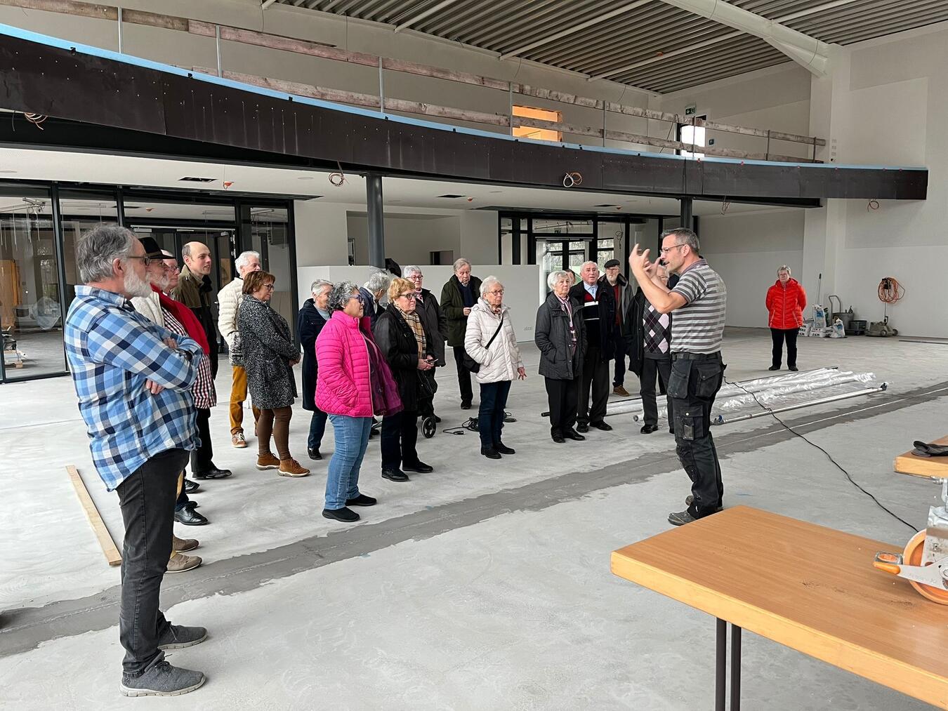 In Uedem führte Pastor Krause durch das im Bau befindliche Gemeindehaus. Fotos: privat