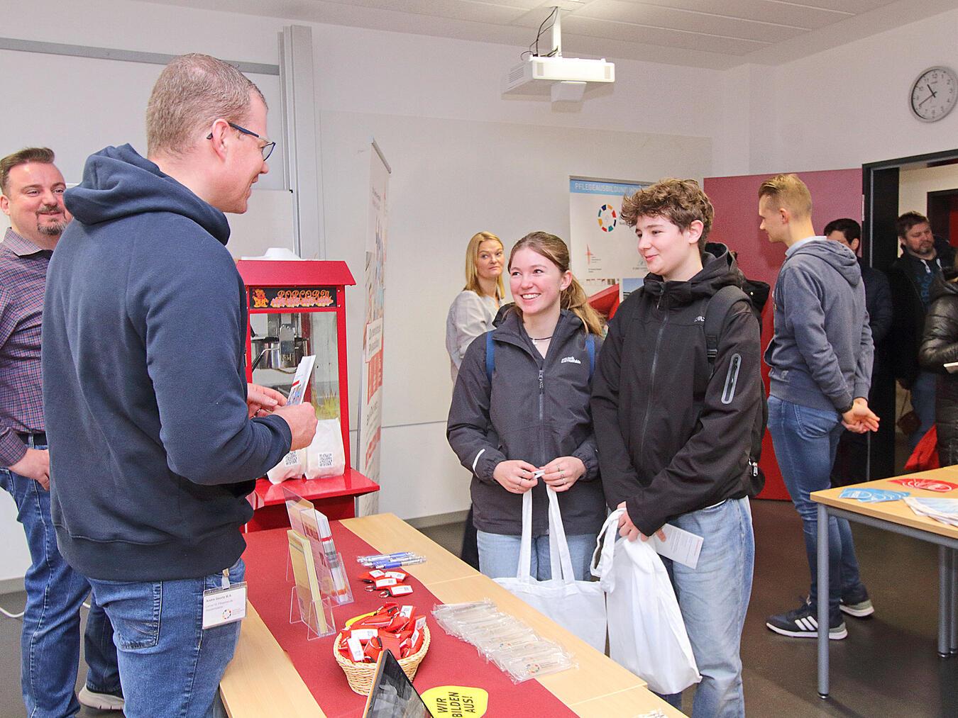 In ungezwungenen Gesprächen können sich Jobsucher bald auch erstmals in Weeze aus erster Hand über die jeweiligen Berufe und Branchen informieren. NN-Foto: Archiv/Theo Leie