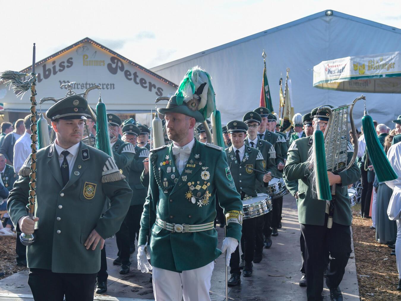 In Uniform ziehen die Schützen der St.-Quirinus-Bruderschaft durch den Ort. NN-Foto: Gerhard Seyber