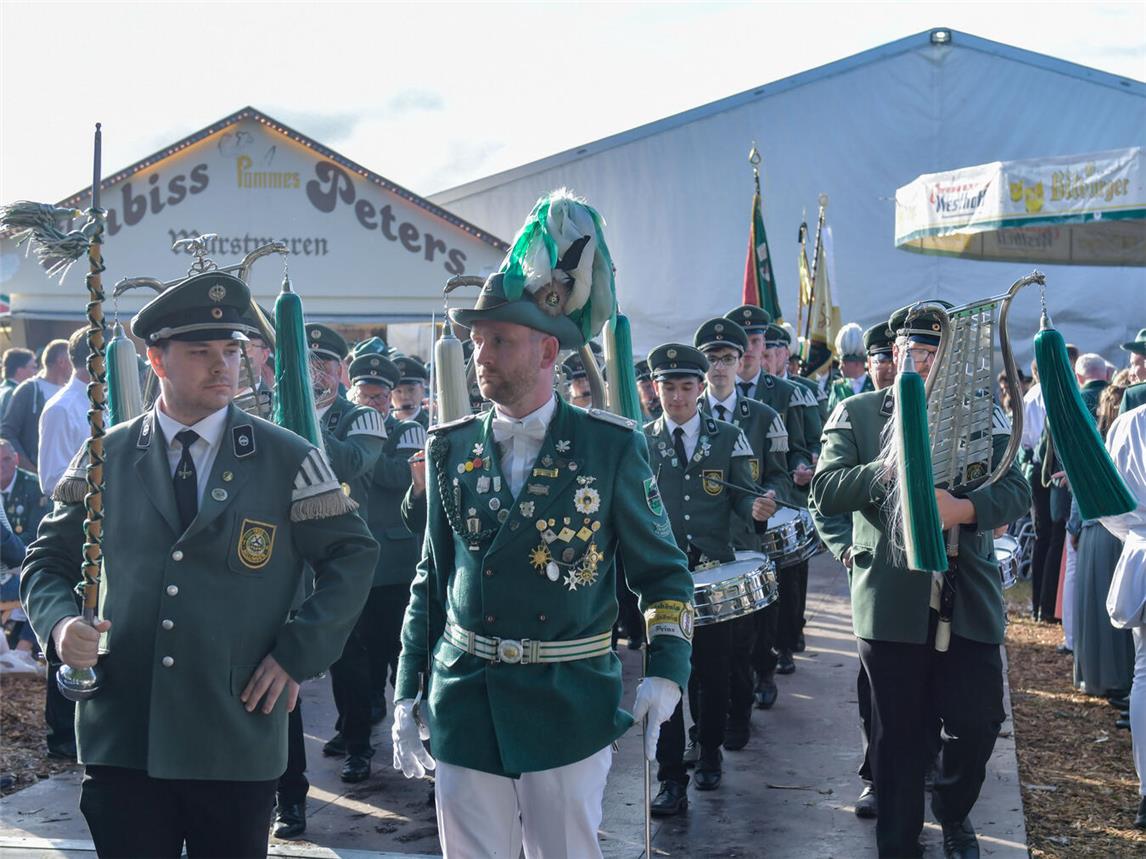In Uniform ziehen die Schützen der St.-Quirinus-Bruderschaft durch den Ort. NN-Foto: Gerhard Seyber