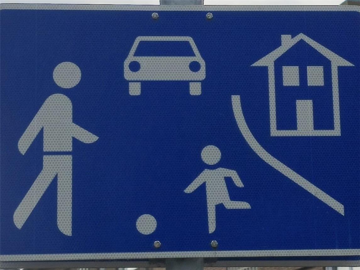 In verkehrsberuhigten Zonen dürfen Fahrzeuge mit Schrittgeschwindigkeit unterwegs sein. NN-Foto: HF