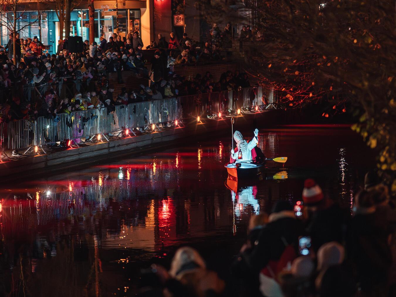 In Wachtendonk reiste der Nikolaus wieder über die Niers an. Foto: Andre Neffgen