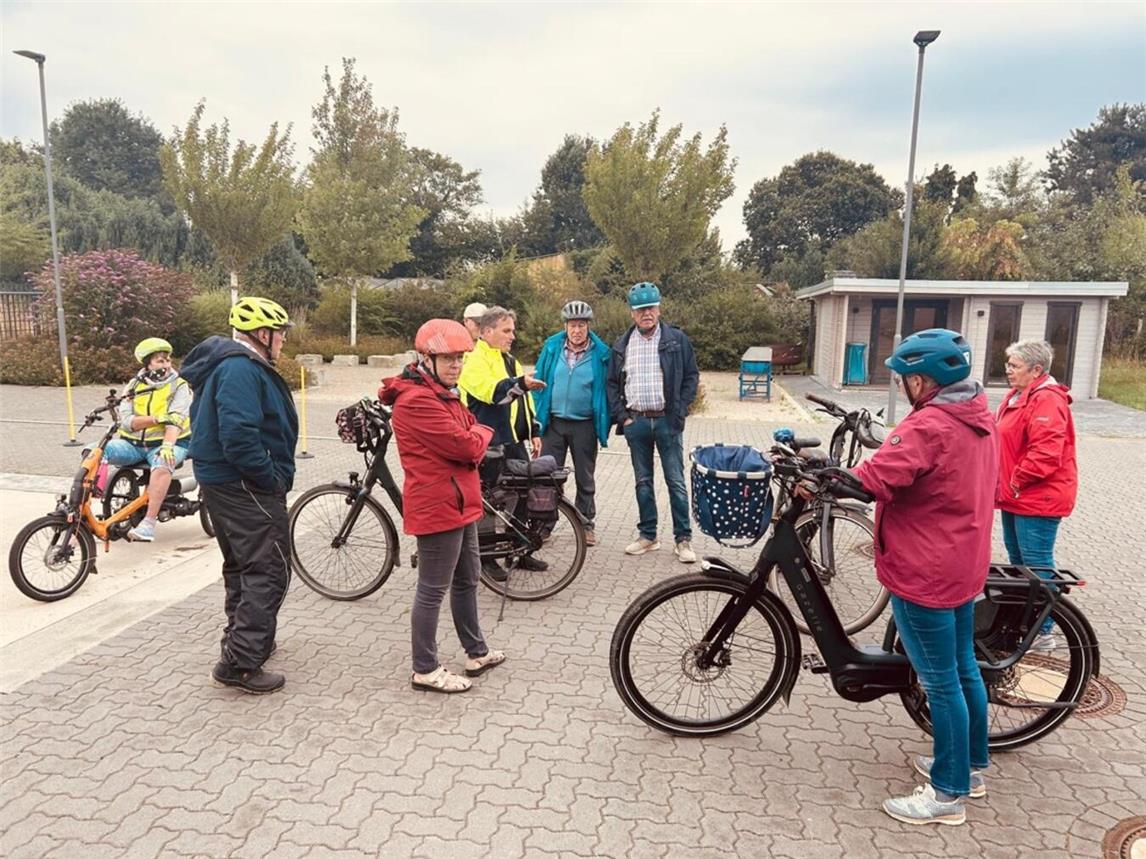 In Wemb hatte der Seniorenbeirat Weeze zum Pedelec-Sicherheitstraining eingeladen. Foto: Seniorenbeirat der Gemeinde Weeze 