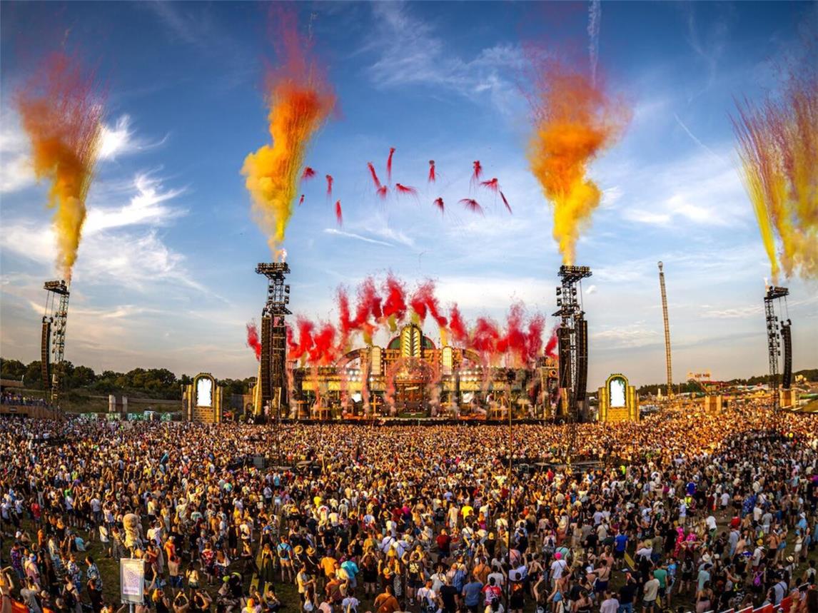 In wenigen Tagen öffnet die City of Dreams ihre Stadttore für „10 Years Parookaville“. Zur großen Jubiläumsedition ist einzigartiges gelungen: Seit der Gründung war jede Edition restlos ausverkauft. Eines der Highlights ist die jährlich komplett neu designte Mainstage, hier das Green House aus 2024. Foto: Julien Duval