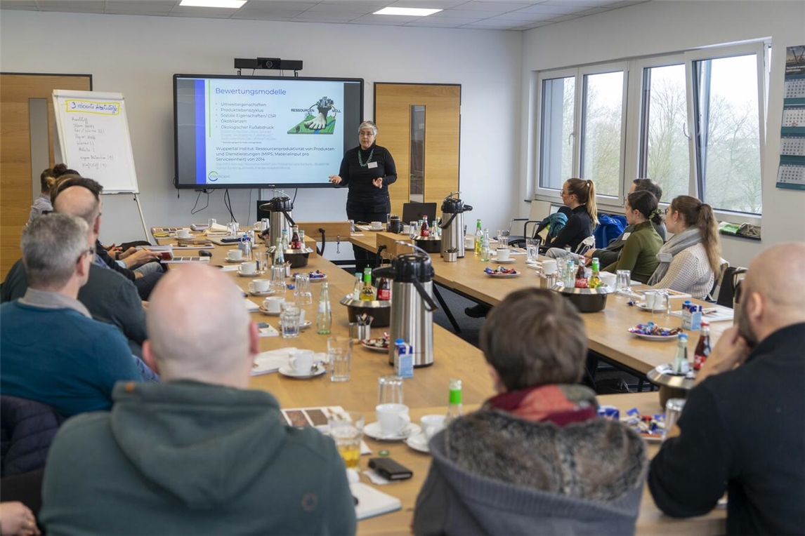 Teilnehmer diskutieren in Ökoprofit-Workshop über Ressourcenschonung im Kreis Kleve. Foto: Kreis Kleve / Gerhard Seybert