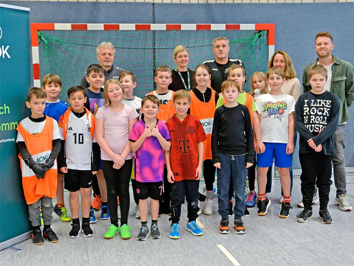 In Zusammenarbeit zwischen AOK, Profis und Schule ist es gelungen, einen besonderen Tag im Schulleben der Schüler zu schaffen. NN-Foto: Rüdiger Dehnen